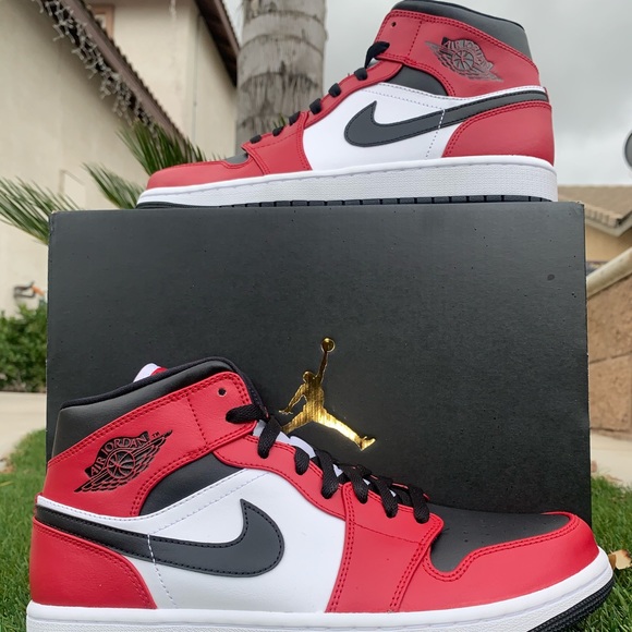 Jordan 1 mid Chicago toe🌟 - Picture 2 of 4